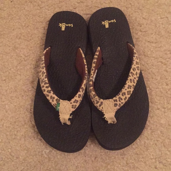 sanuk cheetah flip flops